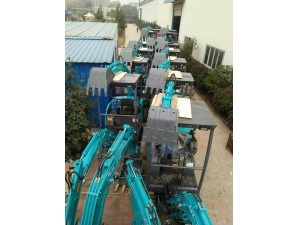 排列整齊的小挖機