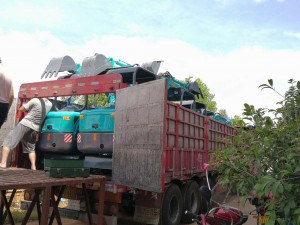 陽光明媚 又發(fā)一車微型挖掘機