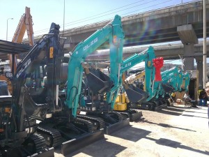 云南天山下的微型挖掘機(jī)