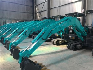 客戶(hù)冒雨試用微型挖掘機(jī)