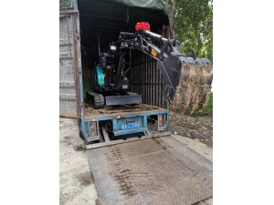 今年行情好，開(kāi)臺(tái)小勾機(jī)松松土