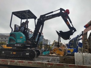 無(wú)尾型挖掘機(jī)帶上破碎錘出發(fā)