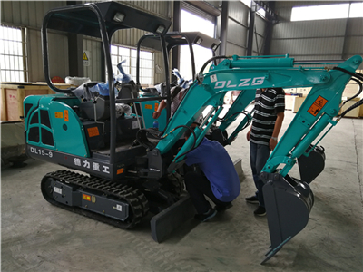 微型挖掘機(jī)外表板的空間方位